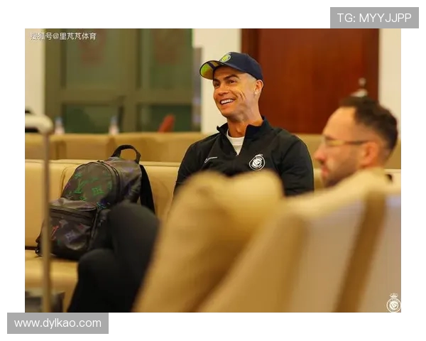 C罗走出香港酒店电梯与球迷亲切签名互动场面引发热烈反响 C罗走出香港酒店电梯与球迷亲切签名互动场面引发热烈反响
